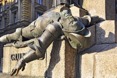 Powalony wielki mistrz Zakonu Krzyżackiego. Fragment Pomnika Grunwaldzkiego na pl. Matejki w Krakowie. Zwycięstwo grunwaldzkie stało się niezwykle ważnym elementem kształtującym poczucie narodowe i patriotyzm Polaków. Fot. Adam Bujak 