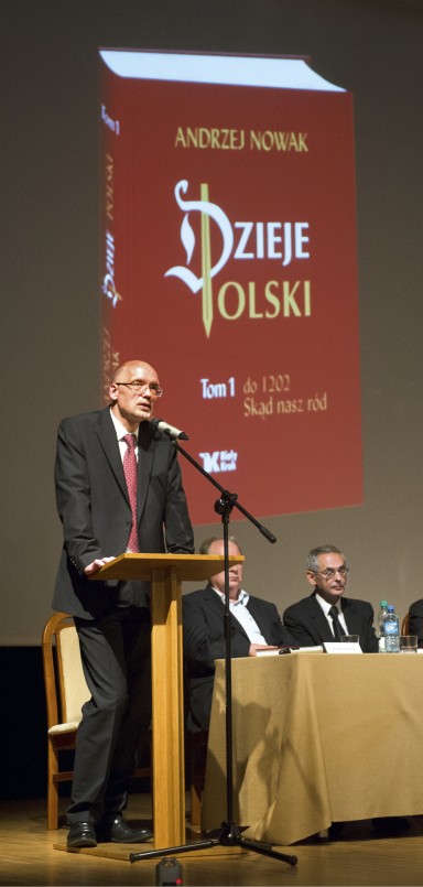 Prof. Andrzej Nowak wygłasza wykład podczas prezentacji pierwszego tomu „Dziejów Polski” w Auli Jana Pawła II Sanktuarium Bożego Miłosierdzia  w Łagiewnikach 23 maja 2014 r.  Fot. Michał Klag