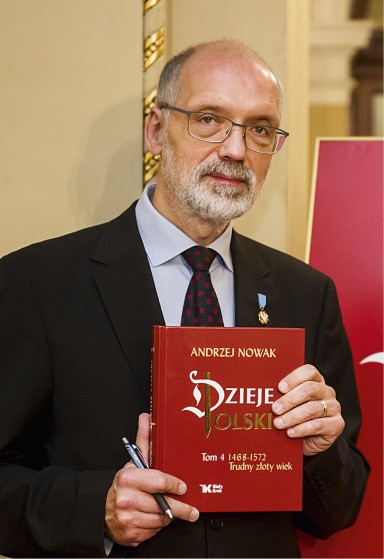 Prof. Andrzej Nowak z IV tomem swojego bestsellerowego cyklu „Dzieje Polski”. Fot. Michał Klag