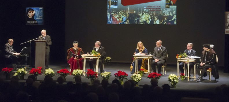 Przy mikrofonie bas-baryton Jan Kowalczyk, akompaniuje Ziemowit Pawlisz. Siedzą od lewej: Halina Łabonarska,  prof. Aleksander Nalaskowski, Jolanta Sosnowska, prof. Andrzej Nowak, prof. Krzysztof Szczerski, Jerzy Zelnik. Fot. Michał Klag