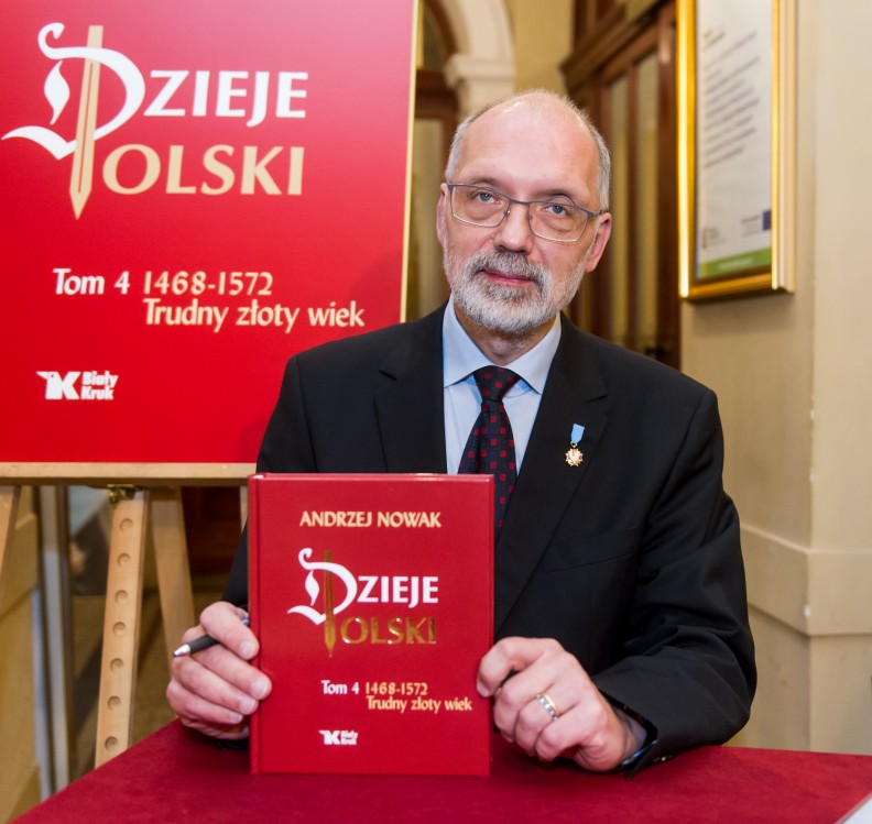 Prof. Andrzej Nowak ze swoim dziełem. fot. Michał Klag, Biały Kruk