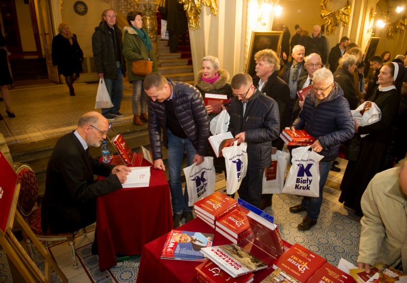 Uroczysta premiera książki zgromadziła tłumy w krakowskim Teatrze Słowackiego. fot. Michał Klag, Biały Kruk